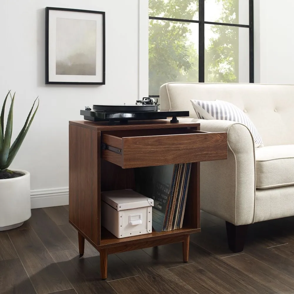Crosley Liam sidobord vinylförvaring valnöt