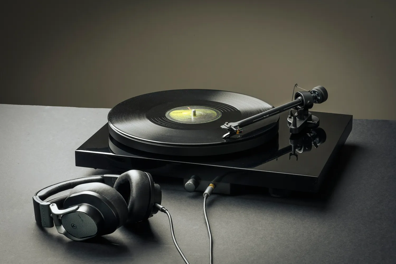 Pro-Ject Debut E HP skivspelare med hörlursförstärkare