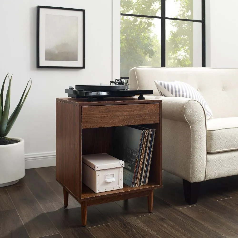 Crosley Liam sidobord vinylförvaring valnöt