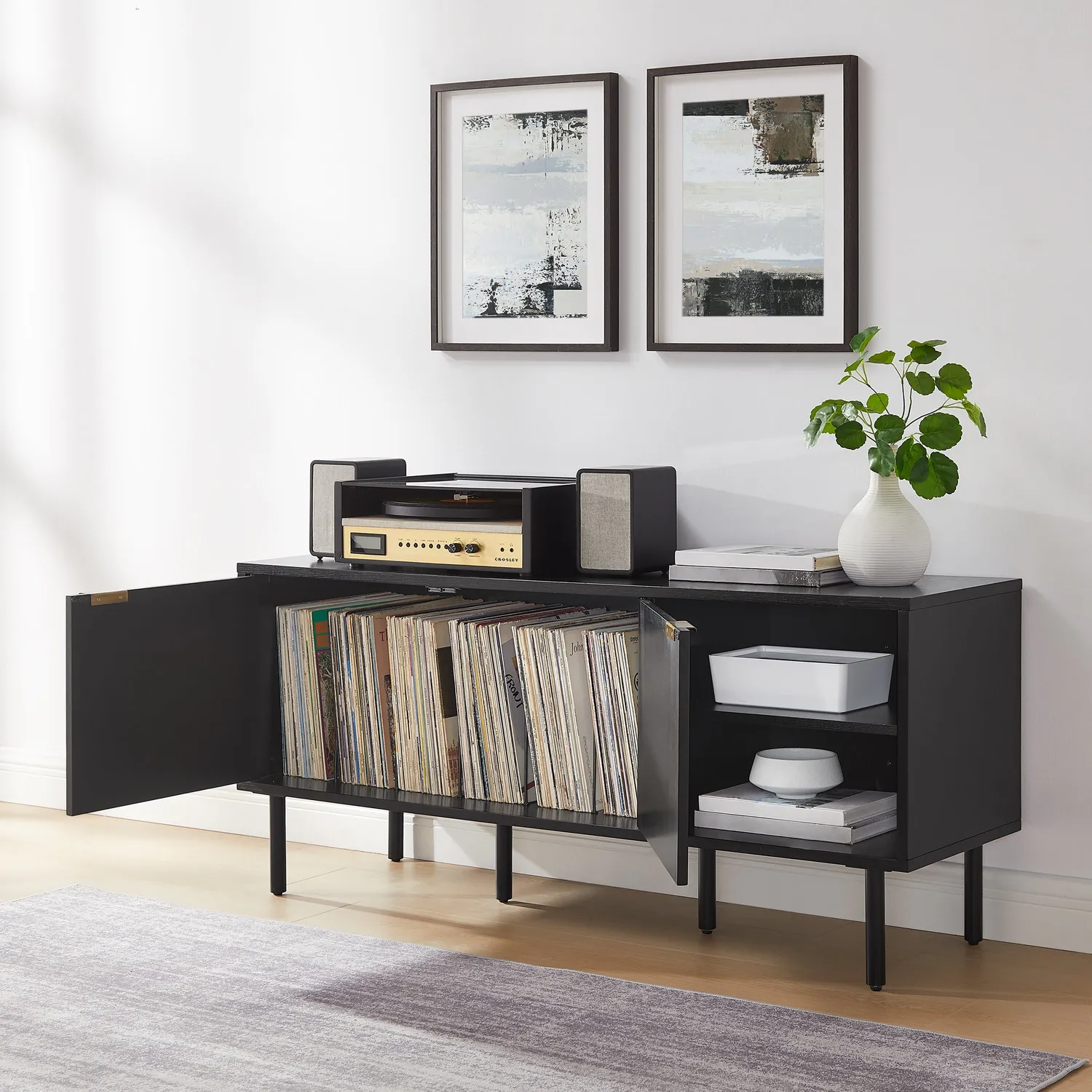 Crosley Brody vinylsideboard svart ek chevron vinylförvaring