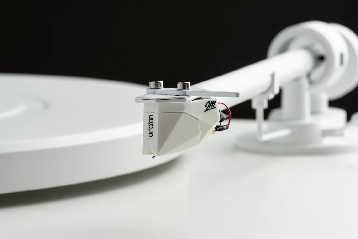 Pro-Ject T1 White Edition skivspelare vit remdrift