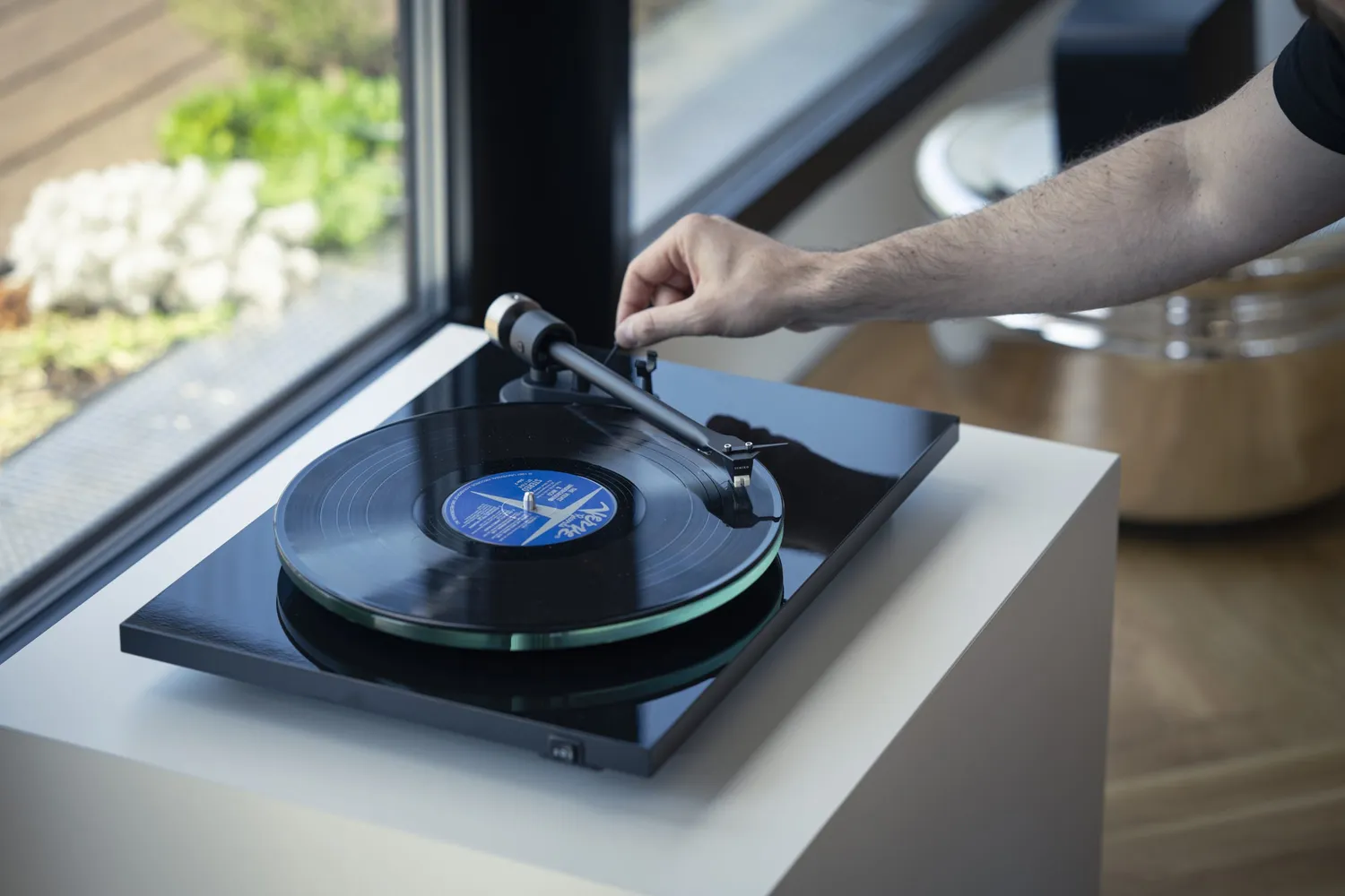 Pro-Ject T2 W skivspelare med WiFi streaming